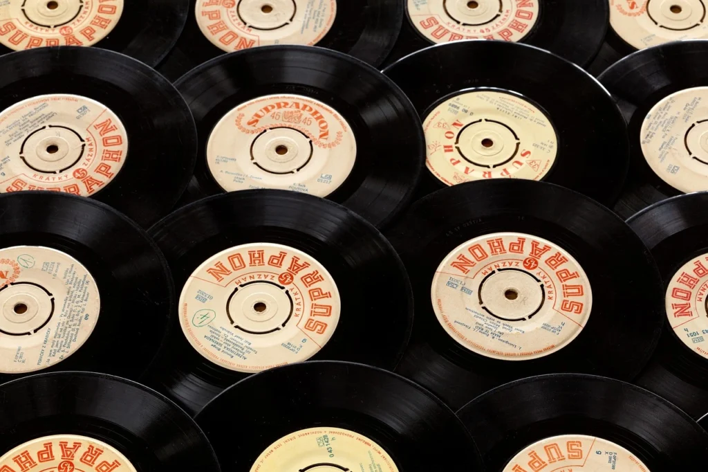 How does record labels work?
